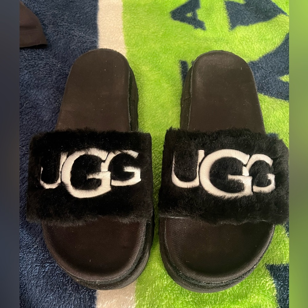 UGG sandal/slippers